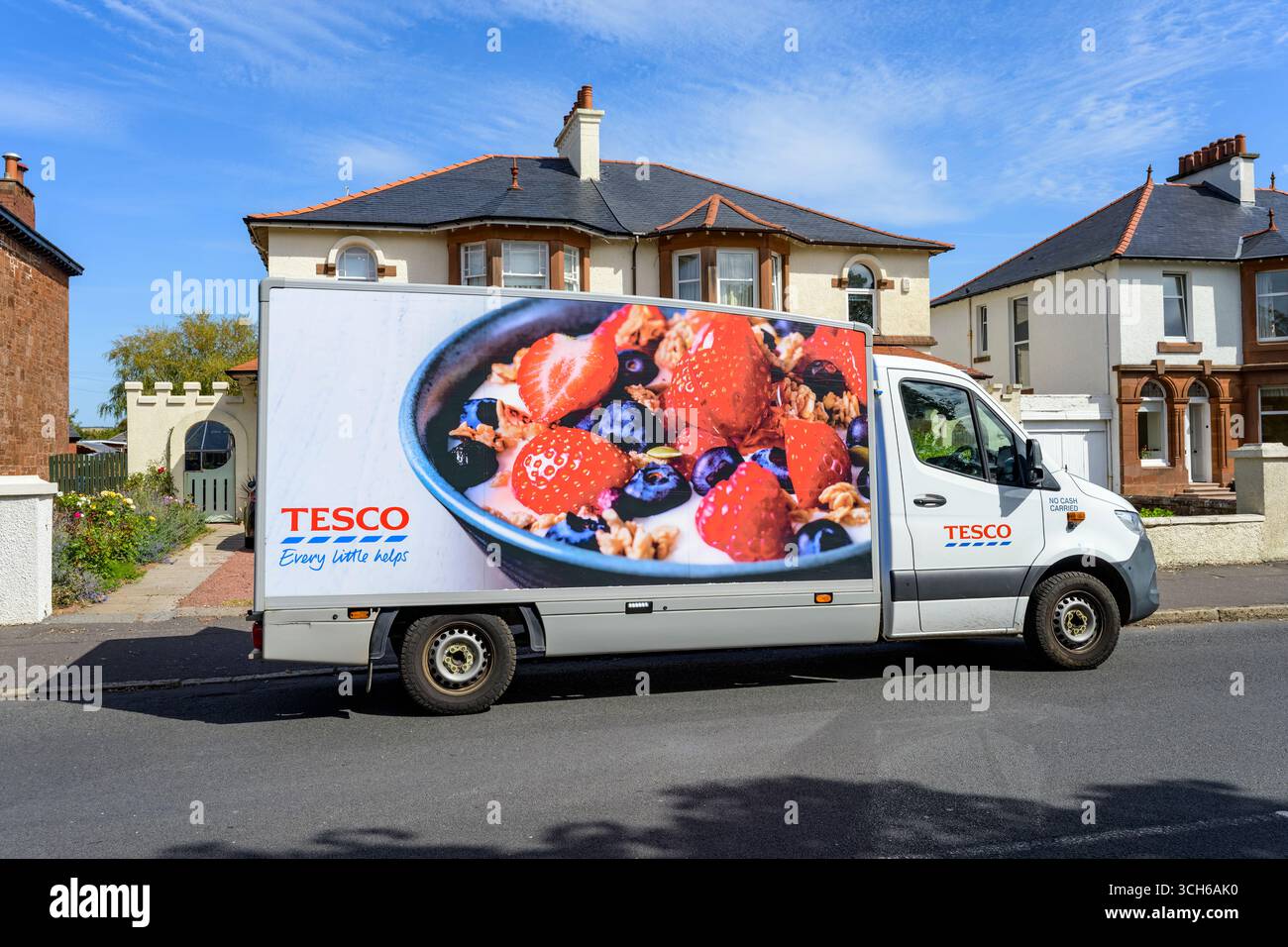 Il furgone per la consegna a domicilio Tesco è parcheggiato fuori casa, Scozia, Regno Unito Foto Stock