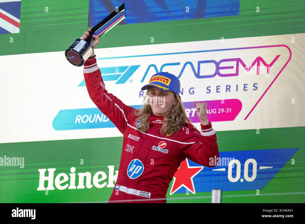 Maya Weug (MP Motorsport, Scuderia Ferrari driver Academy, Niederlande, #64) jubelt auf dem Podium bei der Siegerehrung ueber den Sieg, NED, FIA F1 Academy, Heineken Grand Prix der Niederlande, Circuit Zandvoort, Rennen 2, Saison 2025, 31.08.2025 foto: Eibner-Pressederlande/Michael Memmler Foto Stock
