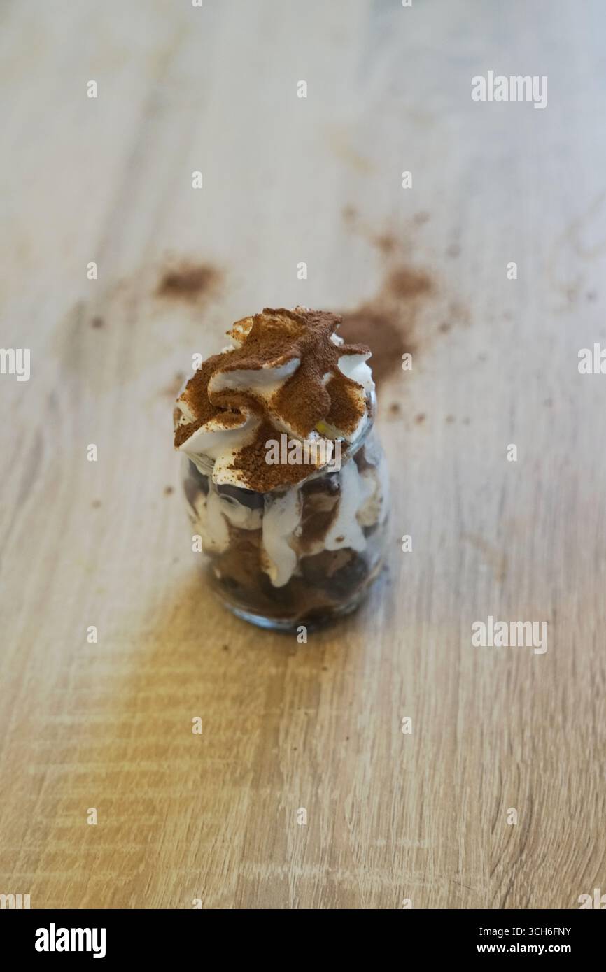 Delizioso parfait di dessert con strati di crema e cioccolato Foto Stock