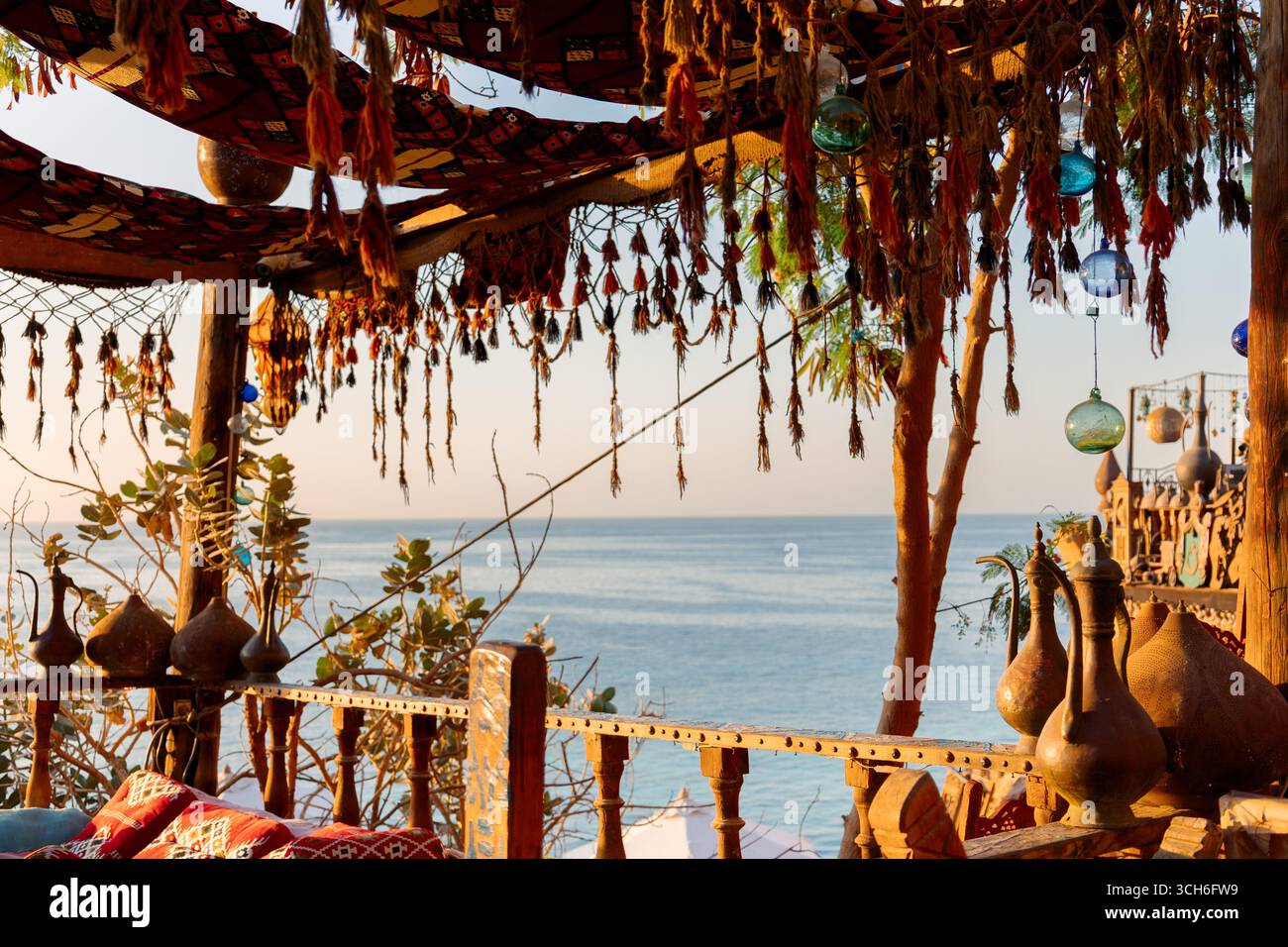 Caffè arabo orientale d'epoca. Luogo per rilassarsi sulla spiaggia di Ras Umm El Sid del Mar Rosso. Sharm El Sheikh, Egitto. Foto di alta qualità Foto Stock