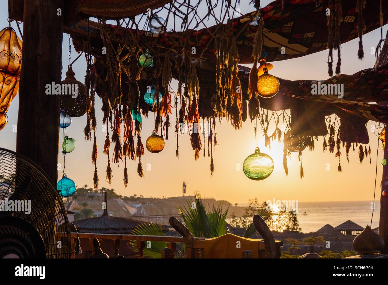 Caffè arabo orientale d'epoca. Luogo per rilassarsi sulla spiaggia di Ras Umm El Sid del Mar Rosso. Sharm El Sheikh, Egitto. Foto di alta qualità Foto Stock