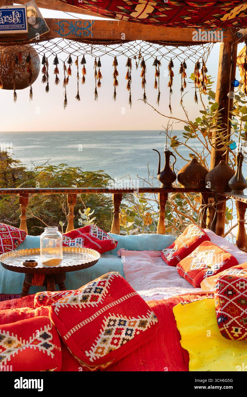 Sharm El Sheikh, Egitto - 3 novembre 2021: Caffè arabo orientale d'epoca. Ristorante Farsha - posto dove rilassarsi sulla spiaggia di Ras Umm El Sid del Mar Rosso. Video portatile Foto Stock