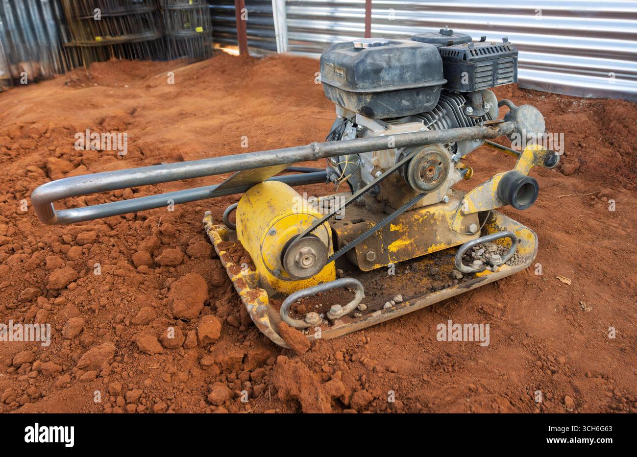 pestello vibrante, compattatore per detriti, macchina compattatrice per piastre di terreno, in cantiere Foto Stock