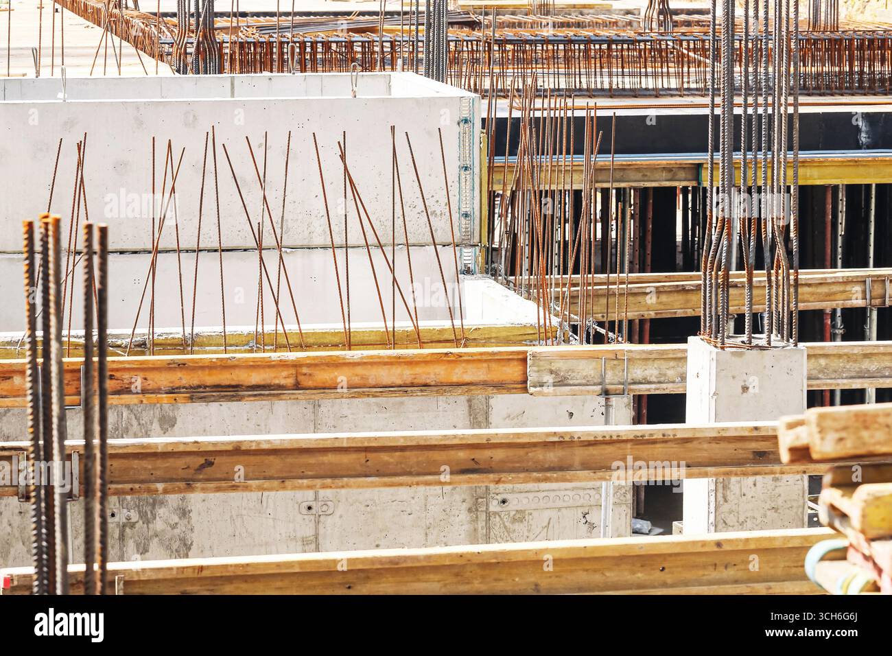 Cantiere in cemento armato. Aste in acciaio e casseforme per la costruzione di fondamenta. Moderna architettura ingegneristica. Background industriale Foto Stock