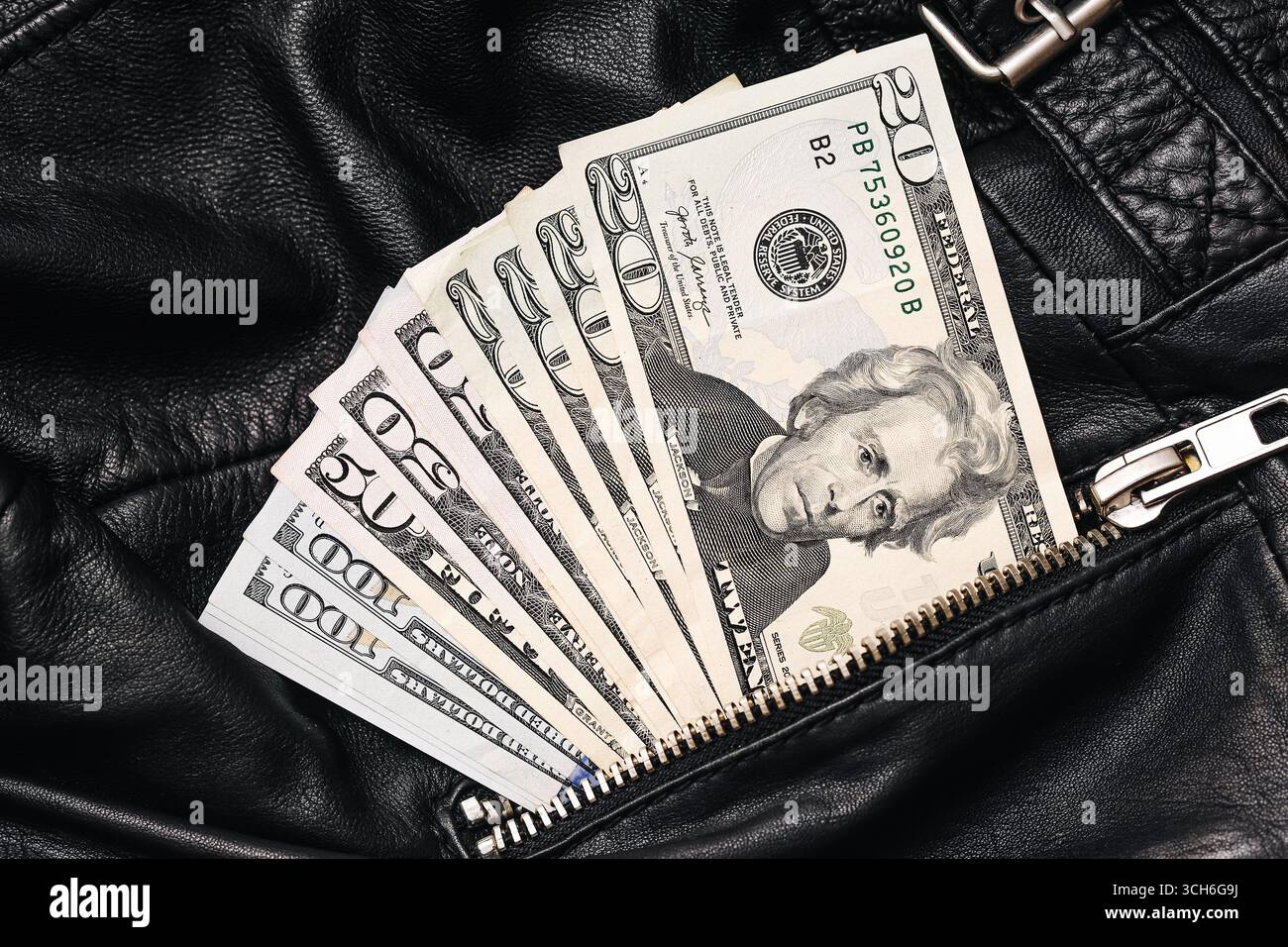 Banconote da un dollaro in portafoglio nero in pelle. Concetto di risparmio in contanti. Sicurezza finanziaria con banconote di valuta. Simbolo di ricchezza ed economia. Foto Stock