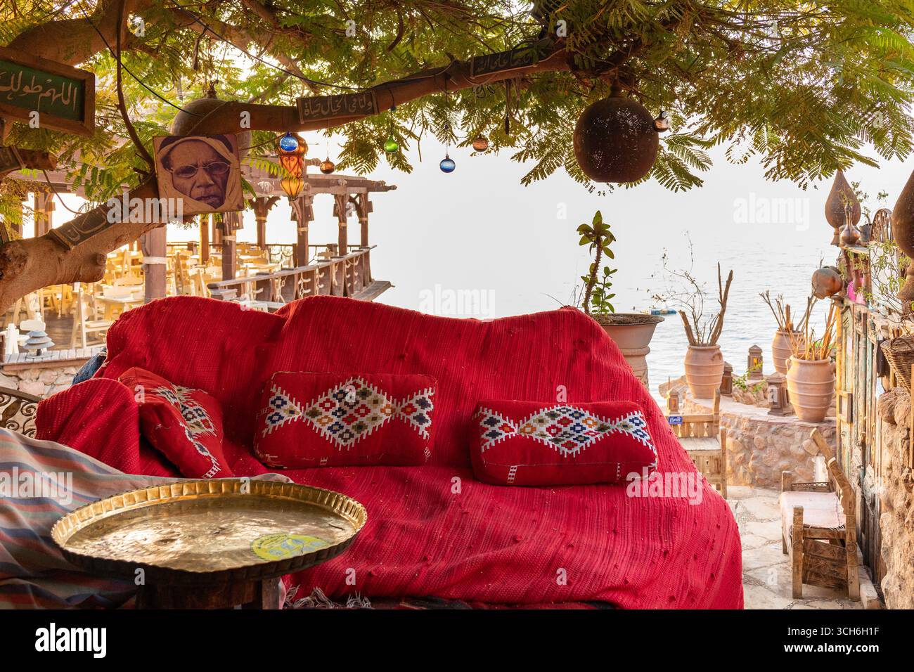 Sharm El Sheikh, Egitto - 3 novembre 2021: Caffè arabo orientale d'epoca. Ristorante Farsha - posto dove rilassarsi sulla spiaggia di Ras Umm El Sid del Mar Rosso. Foto Stock