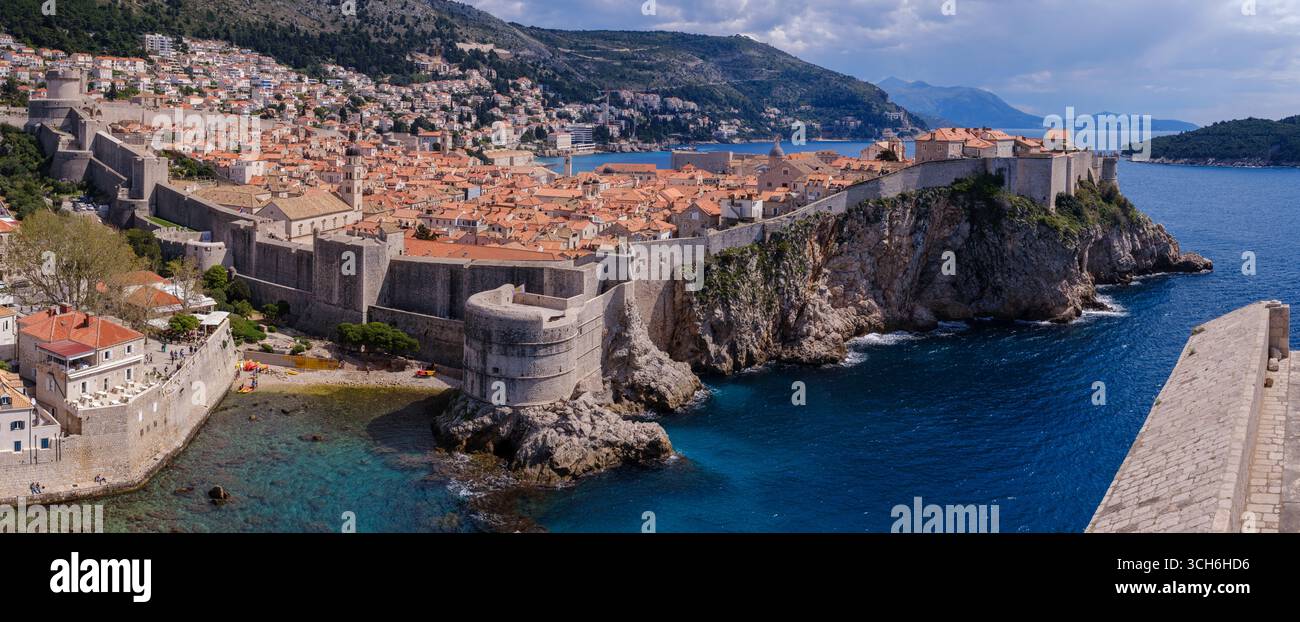 Panorama della storica città vecchia fortificata di Dubrovnik, Croazia Foto Stock