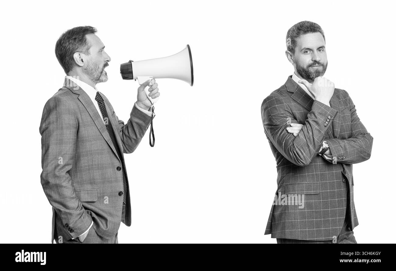 promozione di idee di business. uomo d'affari in tuta con megafono isolato sul bianco. promotore uomo d'affari che risolve un conflitto promozionale. uomo d'affari Foto Stock