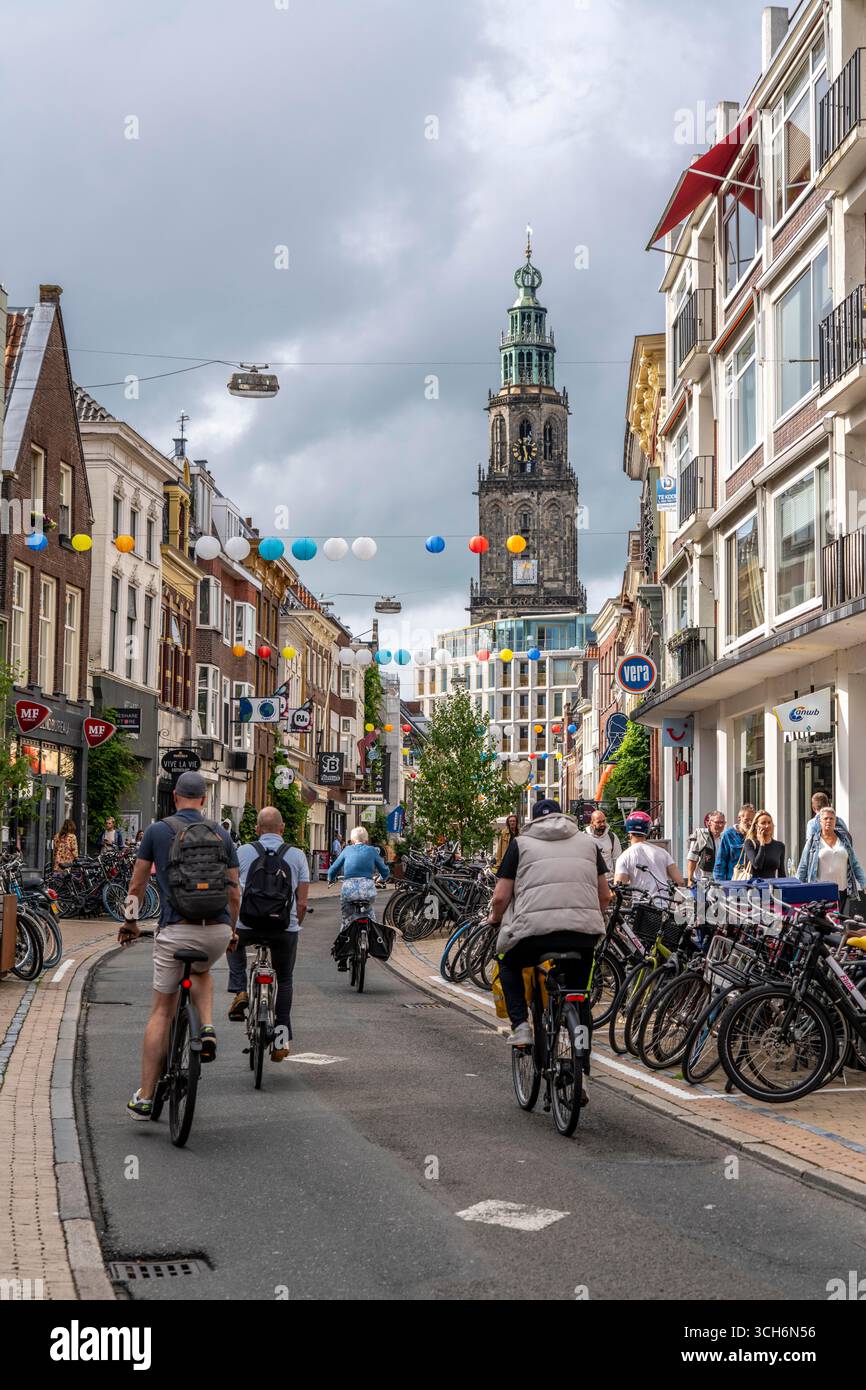 In bicicletta nel centro della città di Groninga, nel centro storico, nelle aree designate in cui le biciclette possono essere parcheggiate, le biciclette parcheggiate al di fuori di queste aree saranno rimosse, Foto Stock