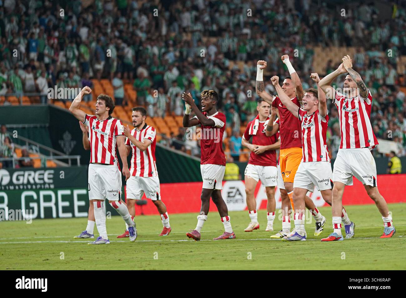 Siviglia, Spagna. 31 agosto 2025. I giocatori dell'Athletic Club celebrano la vittoria dopo la partita di LaLiga tra Real Betis e Athletic Club, allo stadio la Cartuja. Crediti: Fernando Vazquez / Alamy Live News Foto Stock