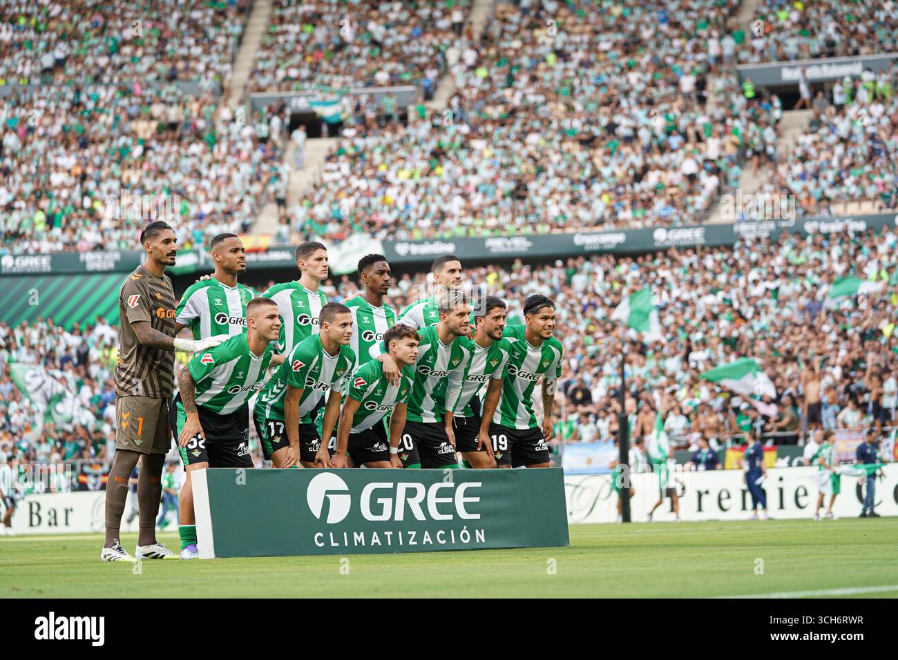 Siviglia, Spagna. 31 agosto 2025. Giocatori Real Betis prima della partita LaLiga tra Real Betis e Athletic Club, allo stadio la Cartuja. Crediti: Fernando Vazquez / Alamy Live News Foto Stock