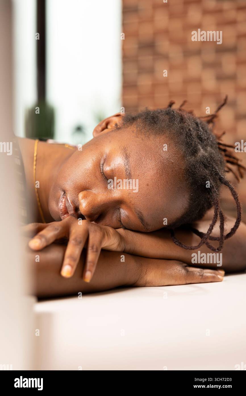 Primo piano di una donna esausta che riposa sulla scrivania con gli occhi chiusi e fa un breve pisolino durante l'orario di lavoro. Stanca imprenditrice in ufficio dorme pacificamente dopo aver raggiunto le scadenze dei progetti aziendali. Foto Stock