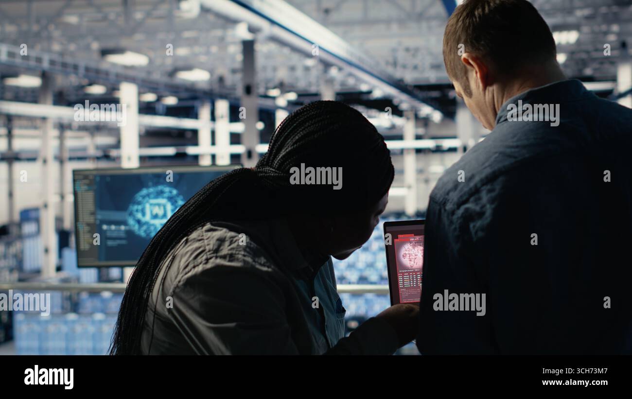 Lo sviluppatore del software del server hub vede la comparsa di errori critici sul display del notebook, correggendo i problemi di sistema. Gli esperti IT dei data center ricevono avvisi sui notebook in merito a problemi hardware che interessano i sistemi di perforazione, fotocamera B. Foto Stock