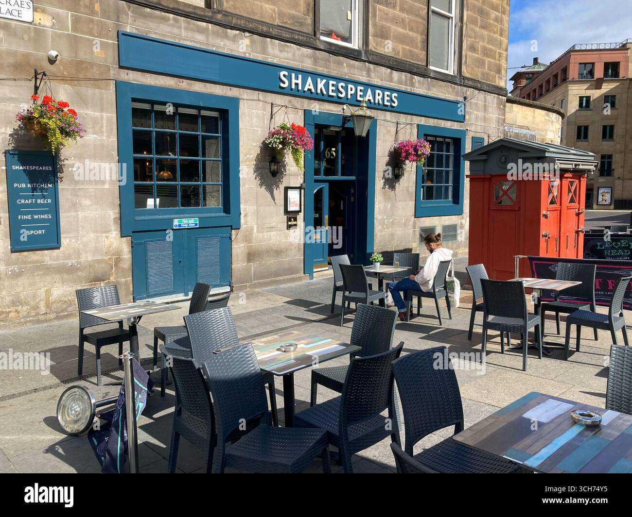 Pub Shakespeares, Lothian Road, Edimburgo, Scozia - Immagine stock catturata con smartphone