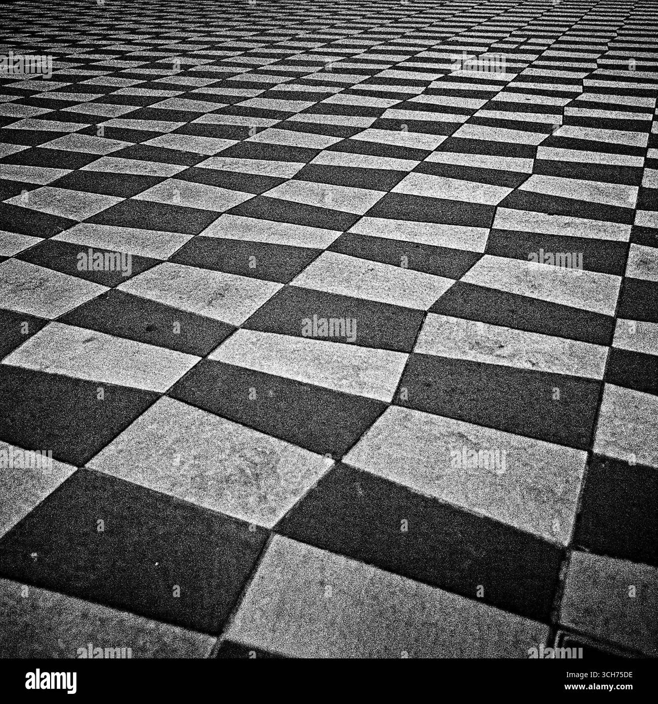 Marciapiede bianco e nero a Nizza, Francia. Pellicola di formato medio, processo push. Forte contrasto, venatura visibile, attenzione alla texture e al minimalismo urbano. Foto Stock