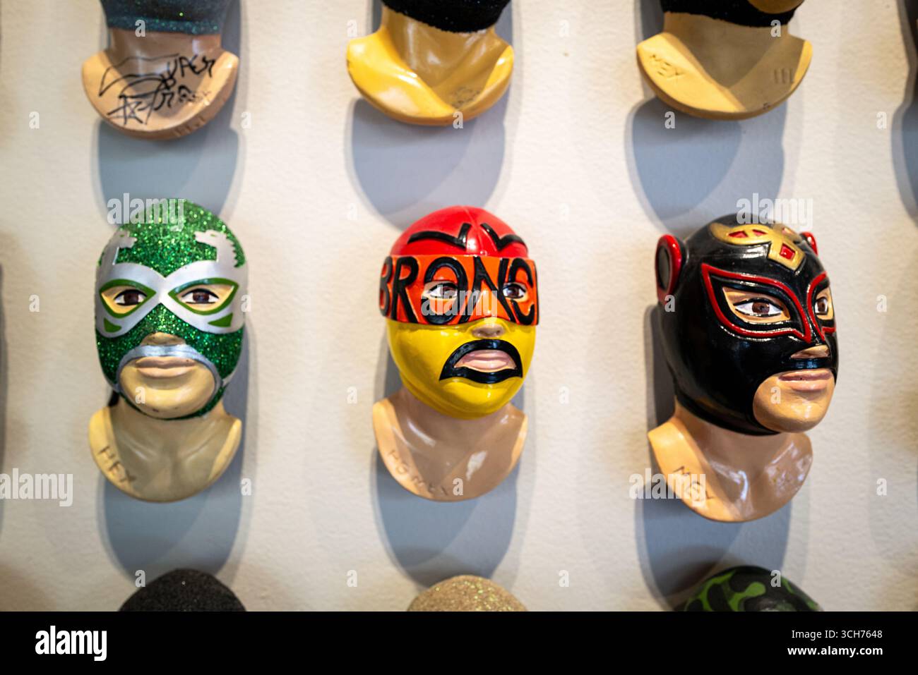 Primo piano delle teste mascherate di Lucha Libre in mostra al Museo de la Lucha Libre Mexicana (MULLME), che mostra l'iconico mondo del wrestling professionistico. Foto Stock