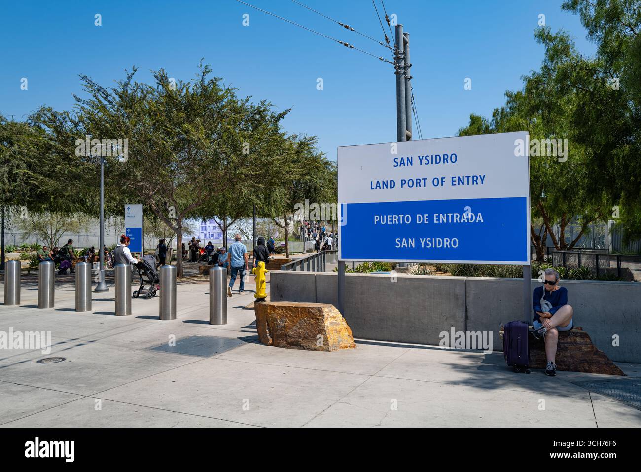 Cartello di passaggio pedonale di frontiera di San Ysidro presso il porto terrestre di ingresso per gli Stati Uniti vicino al confine messicano (Tijuana dall'altro lato del confine) Foto Stock