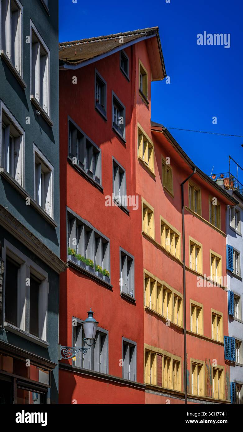 Una strada pittoresca nel centro storico, fiancheggiata da edifici classici, architettura tradizionale, persiane in legno ad Altstadt, Zurigo, Svizzera Foto Stock