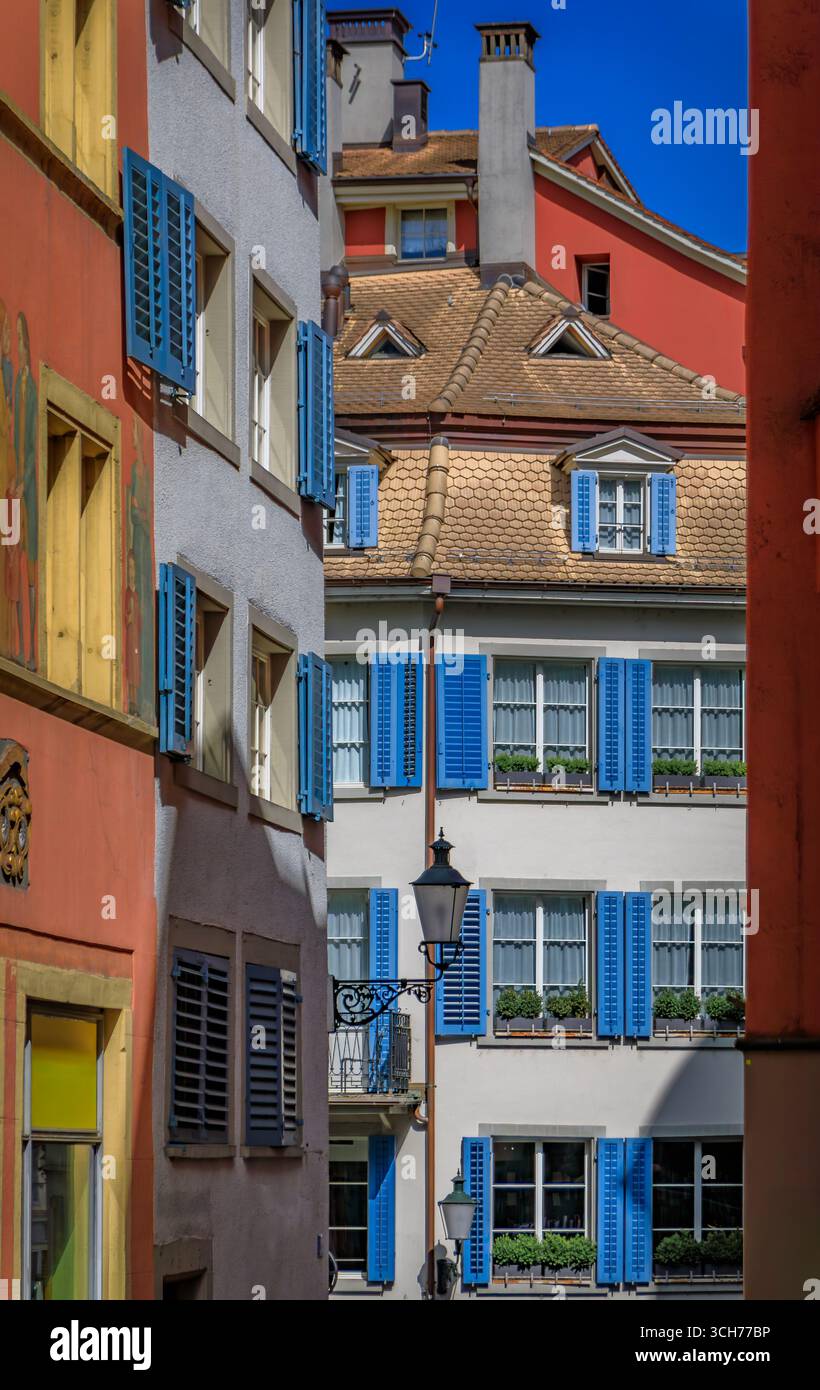Una strada pittoresca nel centro storico, fiancheggiata da edifici classici, architettura tradizionale, persiane in legno ad Altstadt, Zurigo, Svizzera Foto Stock