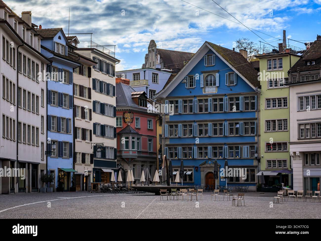 La famosa piazza Munsterhof con edifici storici colorati e una fontana nell'Altstadt o nella città vecchia di Zurigo, in Svizzera Foto Stock