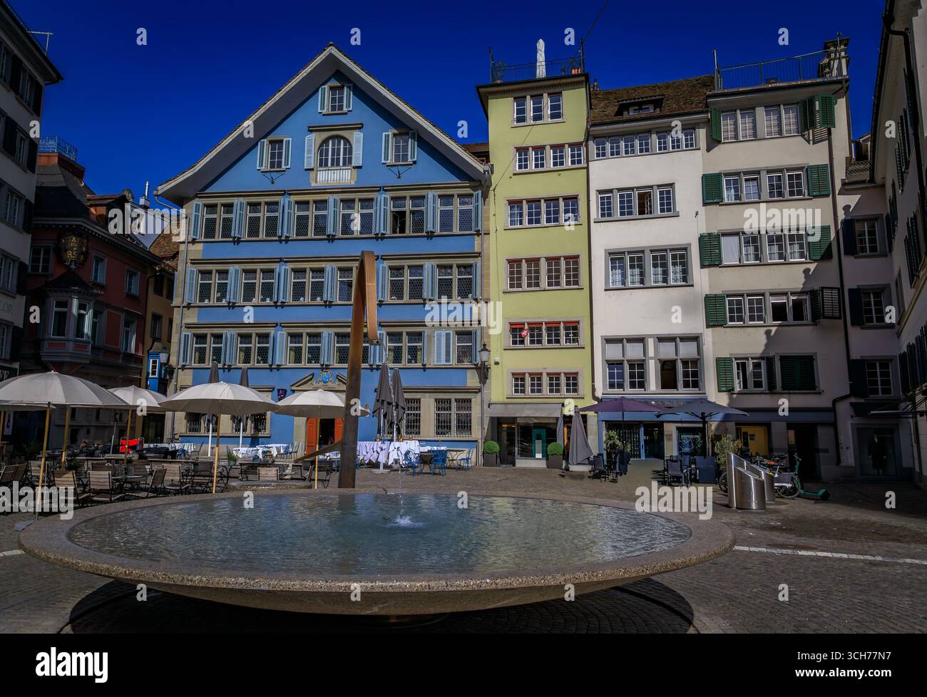 La famosa piazza Munsterhof con edifici storici colorati e una fontana nell'Altstadt o nella città vecchia di Zurigo, in Svizzera Foto Stock