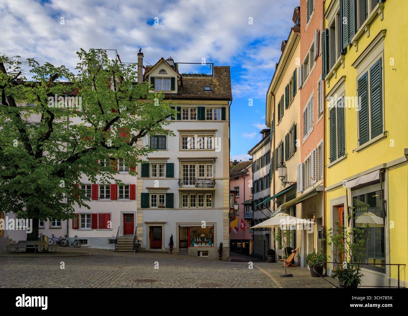 Una strada pittoresca nel centro storico, fiancheggiata da edifici classici, architettura tradizionale, persiane in legno ad Altstadt, Zurigo, Svizzera Foto Stock