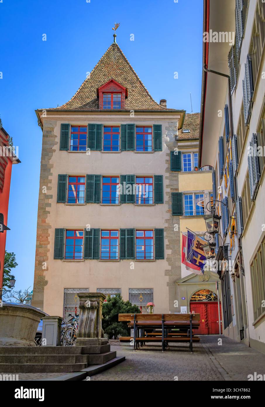 Una strada pittoresca nel centro storico, fiancheggiata da edifici classici, architettura tradizionale, persiane in legno ad Altstadt, Zurigo, Svizzera Foto Stock