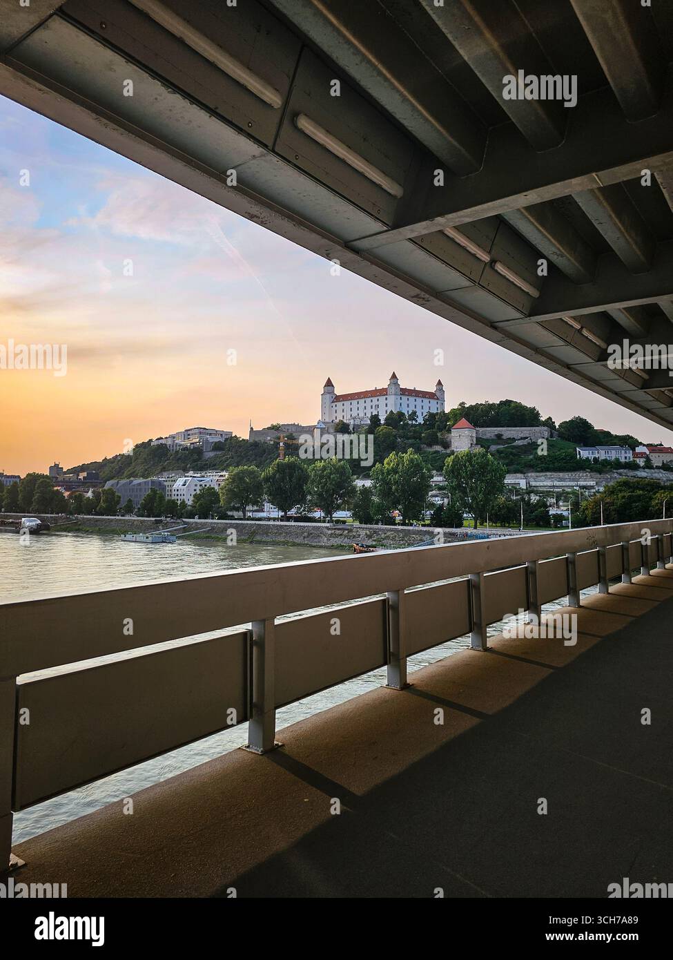Vista del castello di Bratislava dalla maggior parte del SNP (ponte UFO) al tramonto - Bratislava, Slovacchia Foto Stock