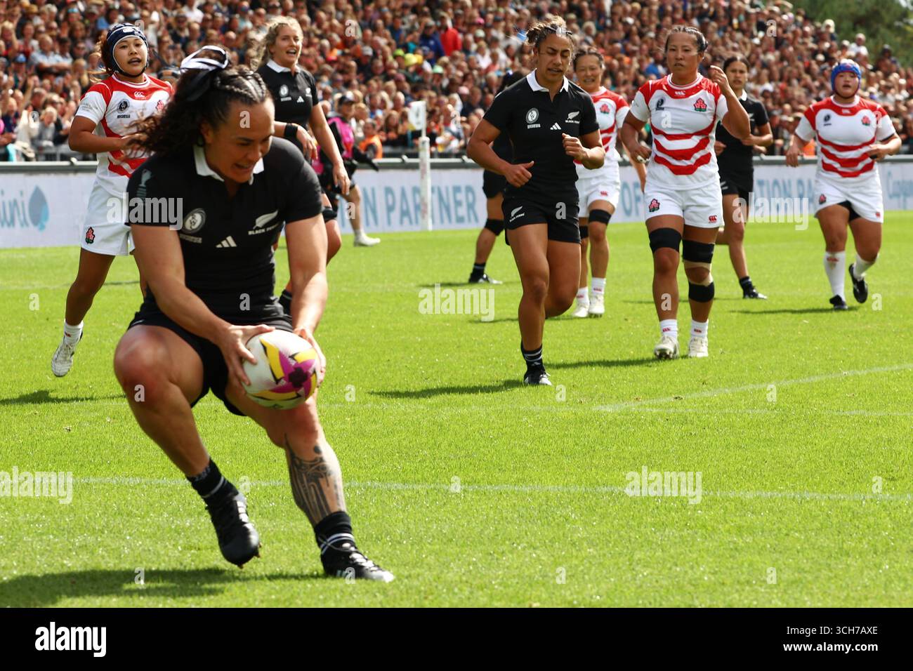 Exeter, Devon, Regno Unito. 31 agosto 2025. Women's Rugby World Cup Pool C: Nuova Zelanda contro Giappone a Sandy Park, Exeter. Nella foto: Portia Woodman-Wickliffe è diventata la più prolifica meta nella storia del rugby neozelandese, maschile o femminile, dopo aver attraversato per la sua 50a meta nella vittoria della Coppa del mondo di rugby delle Black Ferns contro il Giappone. Crediti: Nidpor/Alamy Live News Foto Stock