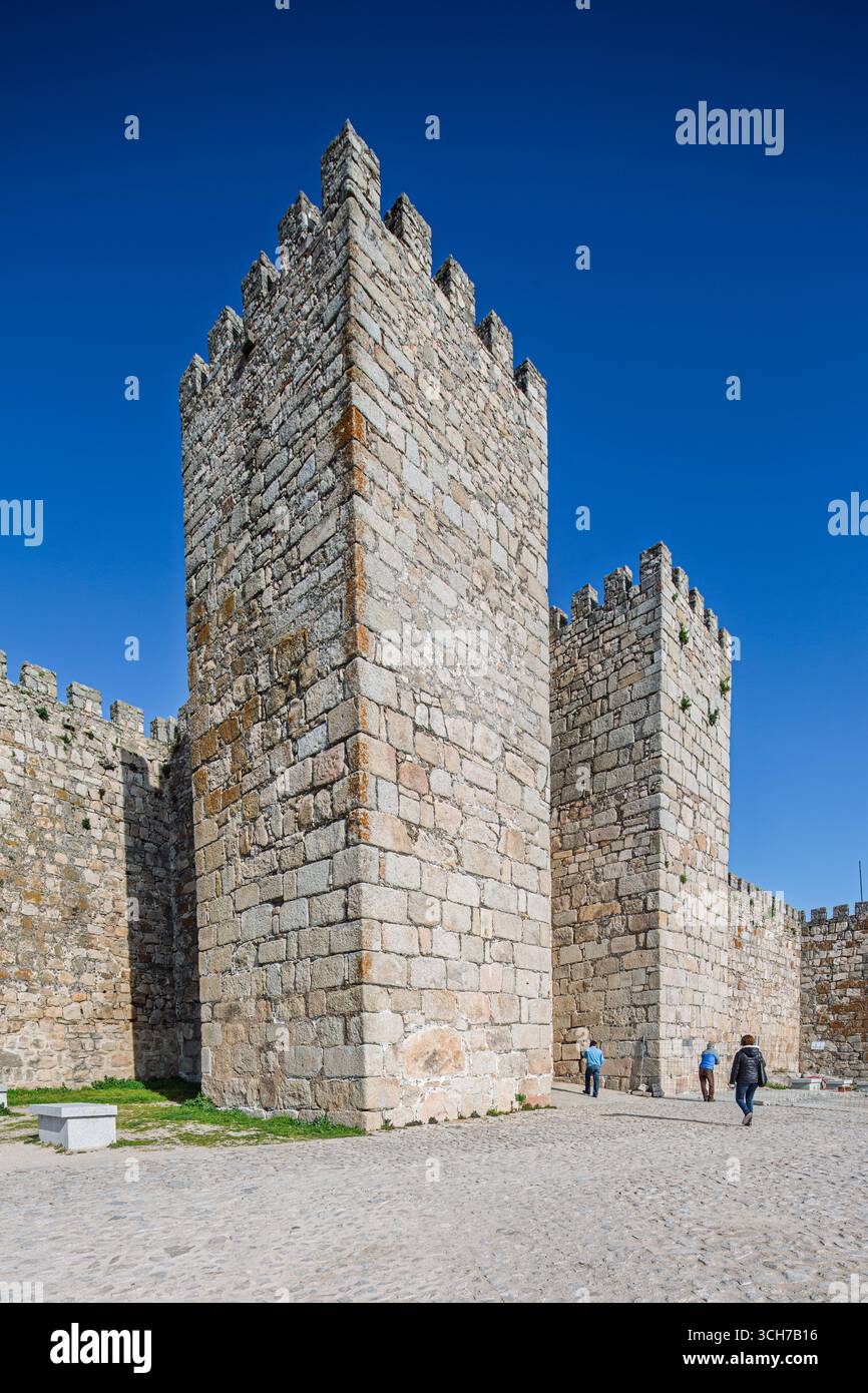 Trujillo, Spagna, 10 gennaio 2015, i visitatori ammirano la maestosa fortezza musulmana del IX secolo con le sue imponenti torri e ampie vedute su Trujillo e. Foto Stock