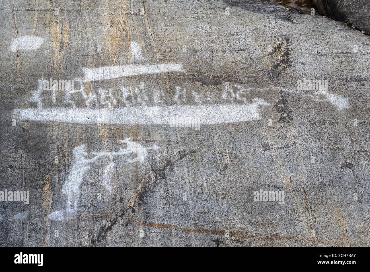 Antiche incisioni rupestri raffiguranti barche e disegni primitivi umani su superfici in pietra a Zalavruga, Carelia, Russia. Foto Stock