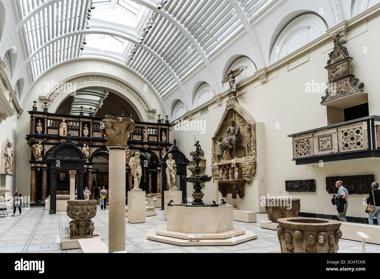Sala interna con sculture in marmo rinascimentale italiano presso il Victoria and Albert Museum, famoso museo d'arte e design a Londra, Inghilterra. Foto Stock
