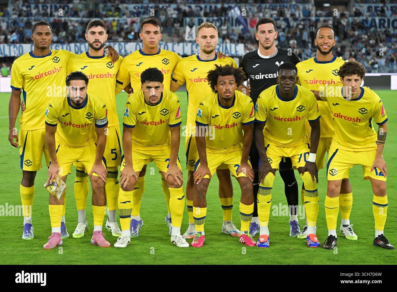 Roma, Lazio. 31 agosto 2025. I giocatori della squadra di Verona posano per una foto di gruppo durante la partita di serie A Enilive tra SS Lazio e Hellas Verona allo stadio olimpico di Roma crediti: massimo insabato/Alamy Live News Foto Stock