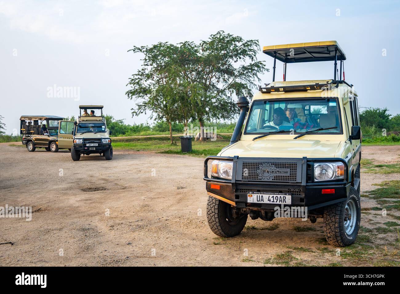Turisti in tour naturalistico in jeep safari al Parco Nazionale della Regina Elisabetta, Uganda, Africa. Foto Stock
