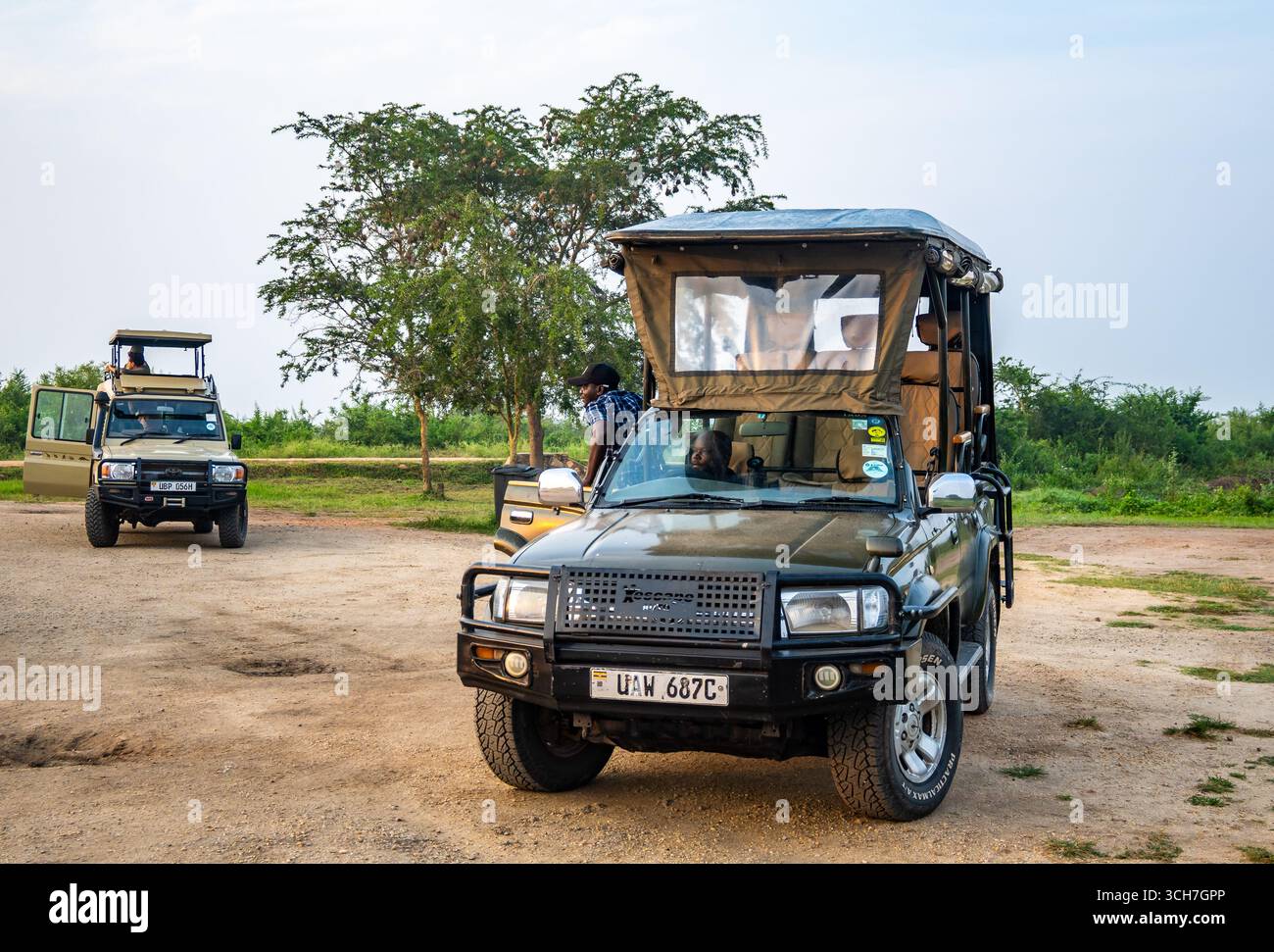 Turisti in tour naturalistico in jeep safari al Parco Nazionale della Regina Elisabetta, Uganda, Africa. Foto Stock