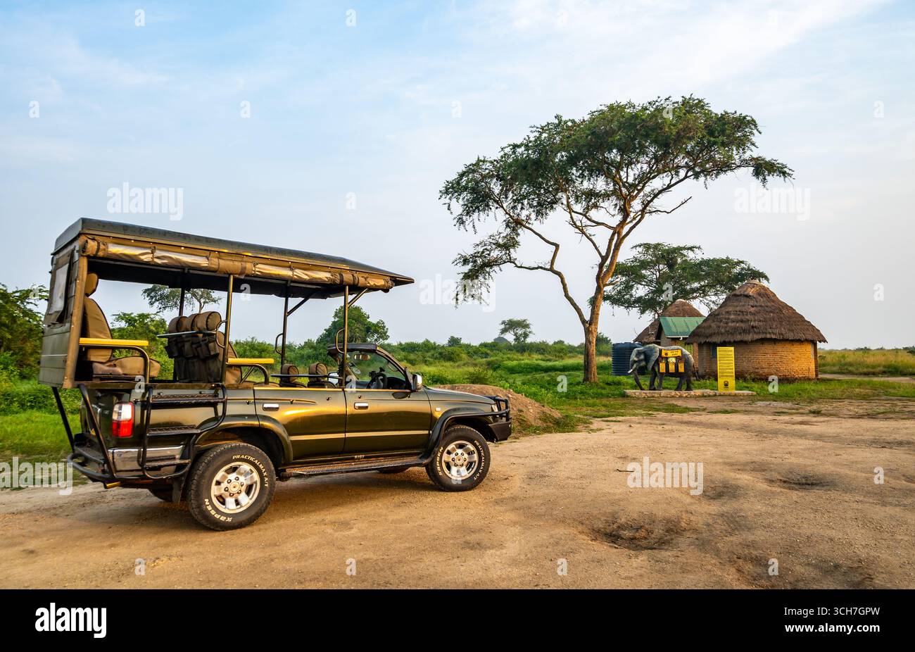 Turisti in tour naturalistico in jeep safari al Parco Nazionale della Regina Elisabetta, Uganda, Africa. Foto Stock