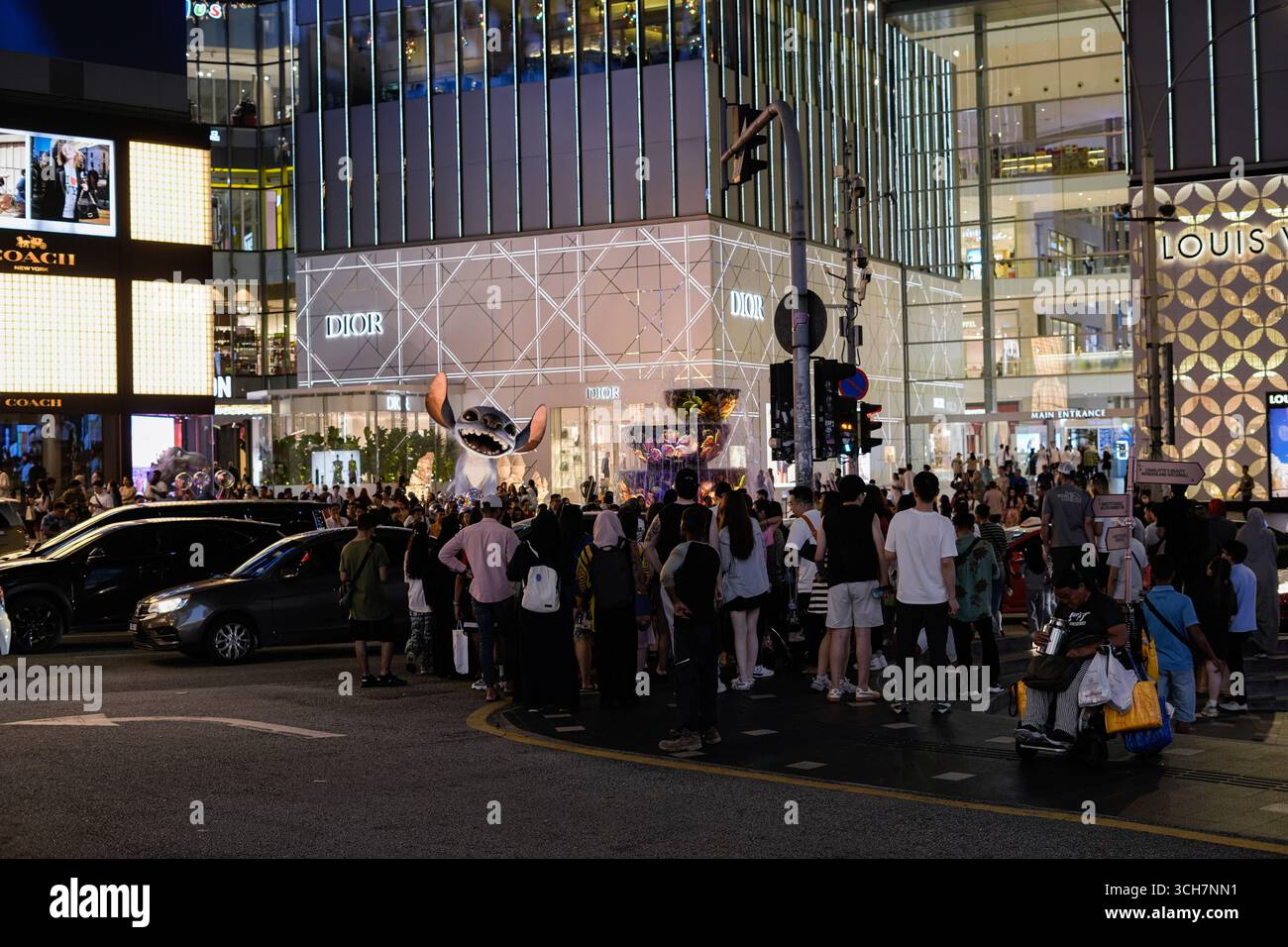 Shopping notturno di lusso al Pavilion: Louis Vuitton, Dior e le facciate di lusso a Kuala Lumpur, Malesia, 16 settembre 2025 Foto Stock