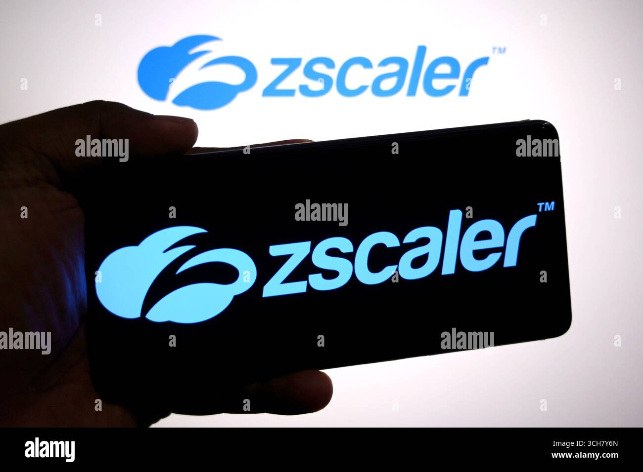 India. 30 agosto 2025. In questa immagine, il logo Zscaler viene visualizzato su uno smartphone e sullo sfondo. (Immagine di credito: © Avishek Das/SOPA Images via ZUMA Press Wire) SOLO PER USO EDITORIALE! Non per USO commerciale! Foto Stock