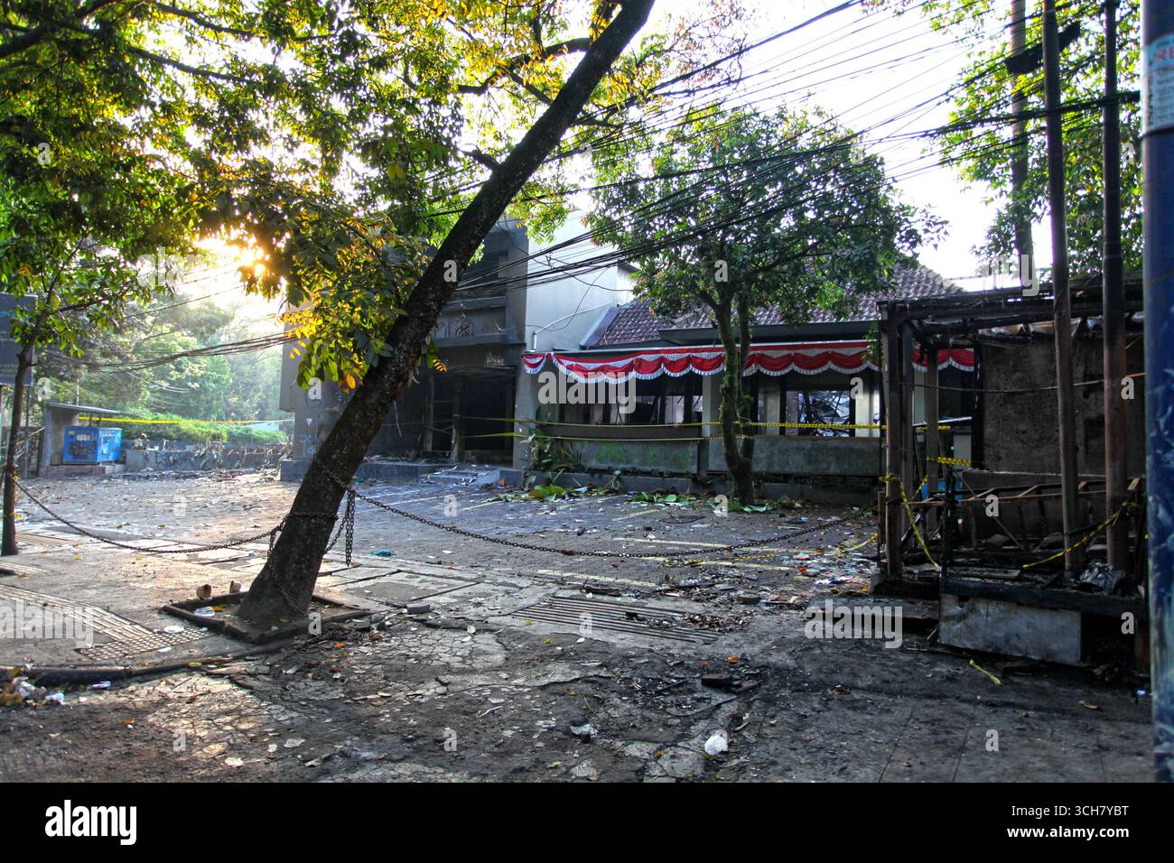 Ristorante Saijian Sambara Sundanese a Bandung dopo essere stato incendiato il 29 agosto 2025 durante dimostrazioni e proteste in tutta l'Indonesia. Foto Stock