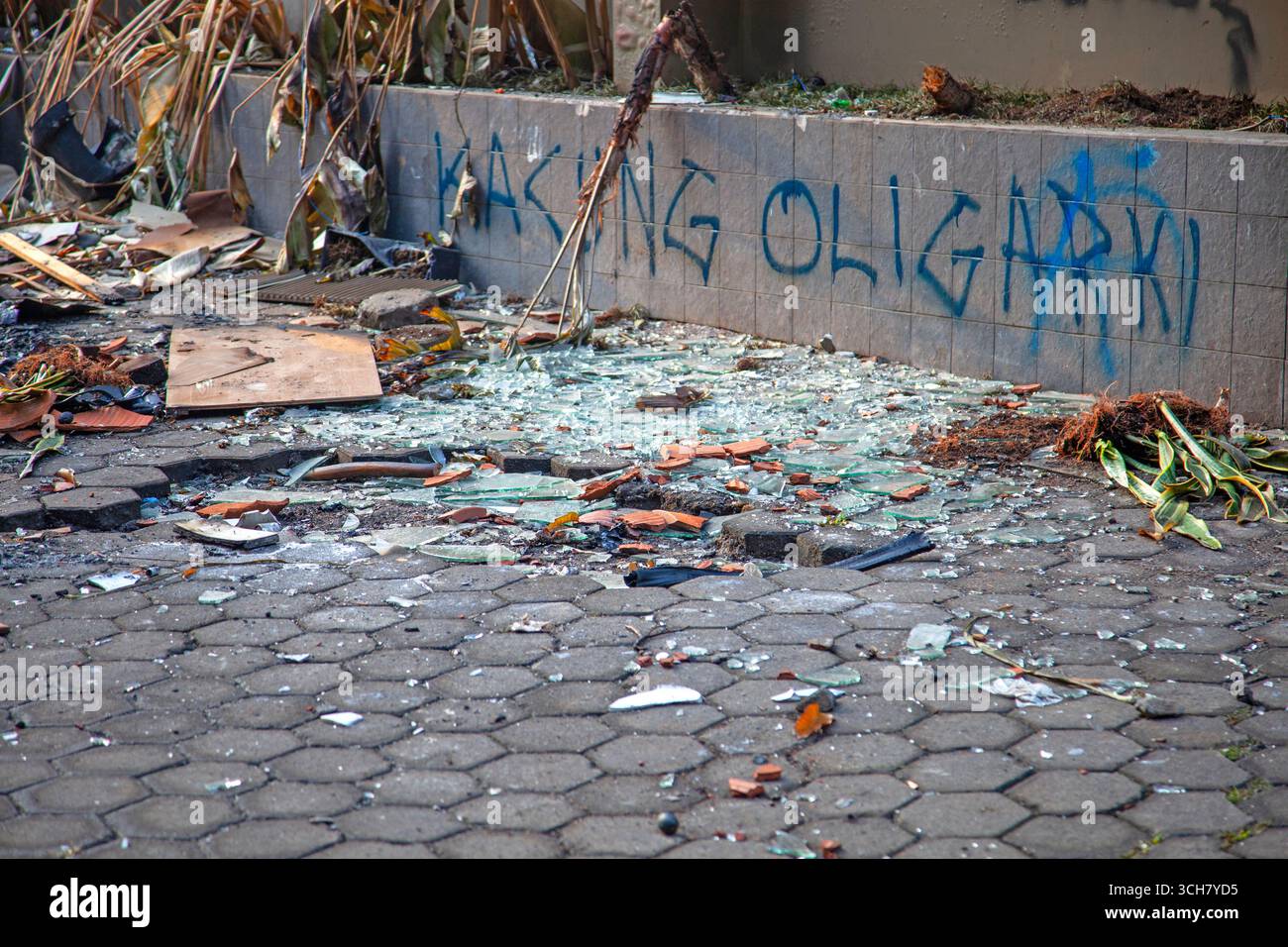 Ristorante Saijian Sambara Sundanese a Bandung dopo essere stato incendiato il 29 agosto 2025 durante dimostrazioni e proteste in tutta l'Indonesia. Foto Stock