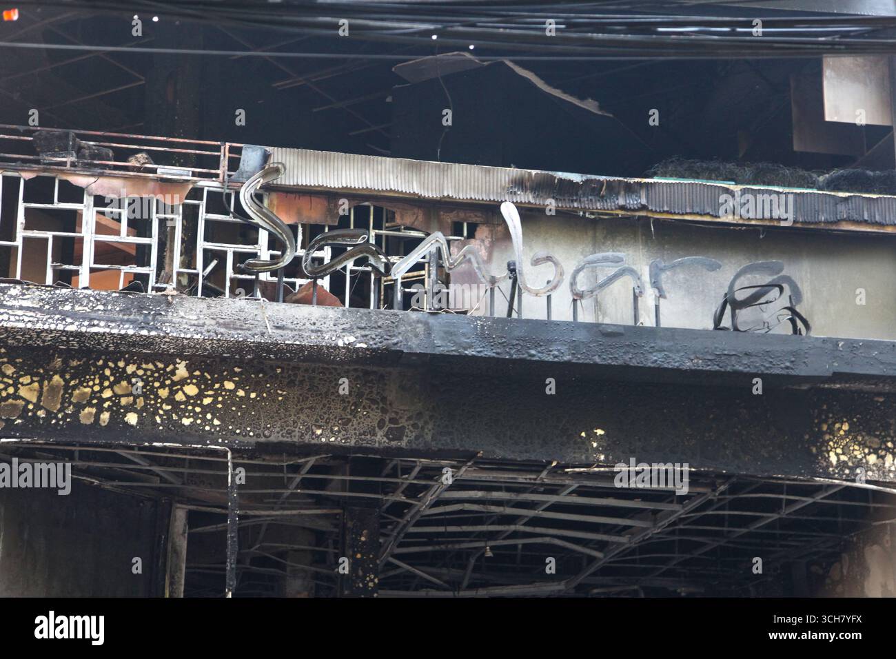 Ristorante Saijian Sambara Sundanese a Bandung dopo essere stato incendiato il 29 agosto 2025 durante dimostrazioni e proteste in tutta l'Indonesia. Foto Stock