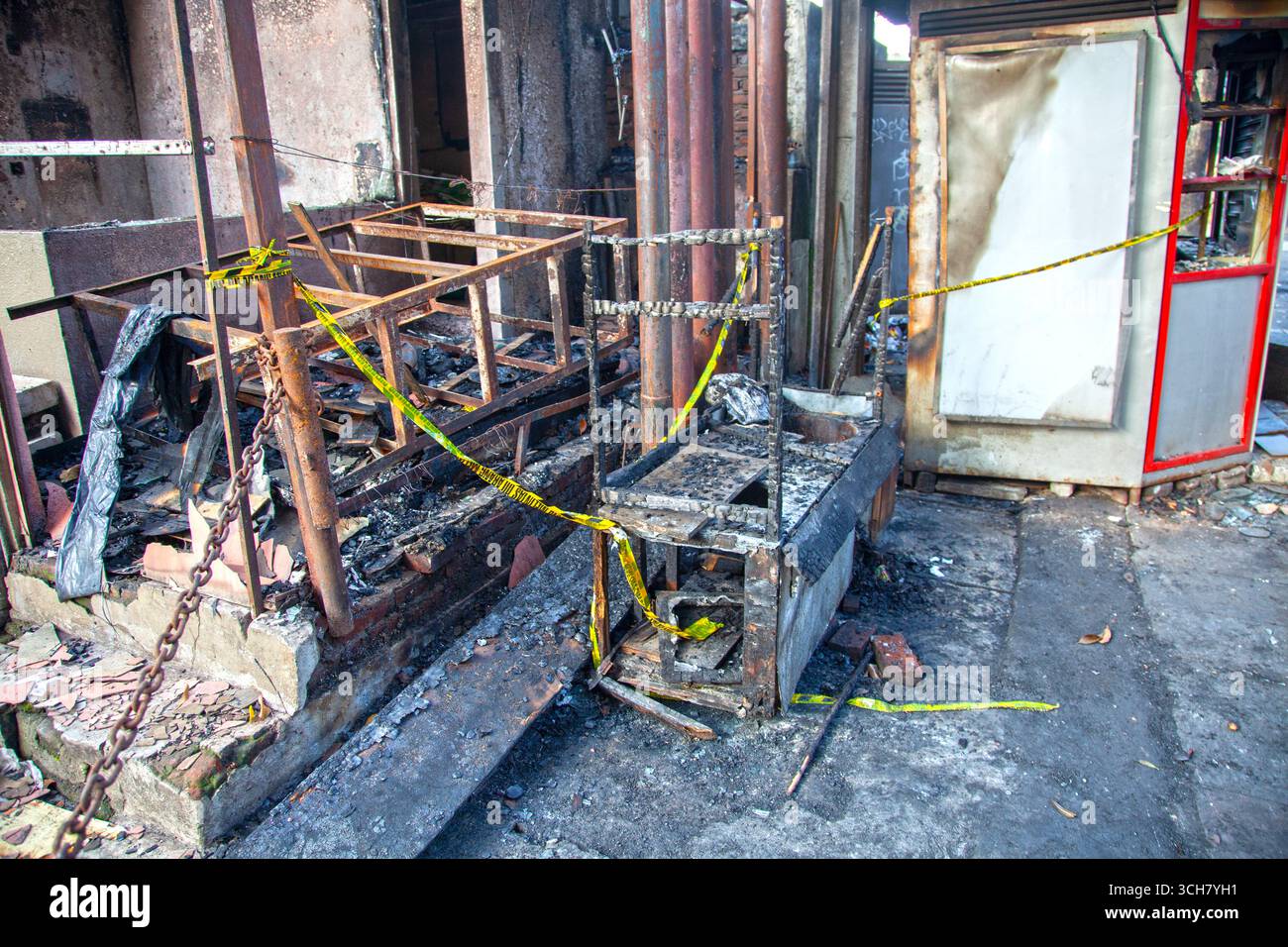 Ristorante Saijian Sambara Sundanese a Bandung dopo essere stato incendiato il 29 agosto 2025 durante dimostrazioni e proteste in tutta l'Indonesia. Foto Stock