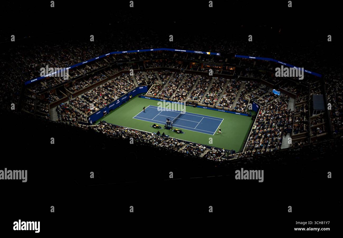 Queens, New York. 31 agosto 2025: Una visione generale di Jan-Lennard Struff (GER) che gioca a Novak Djokovic (SRB) all'Arthur Ashe Stadium durante gli Stati Uniti 2025 Foto Stock