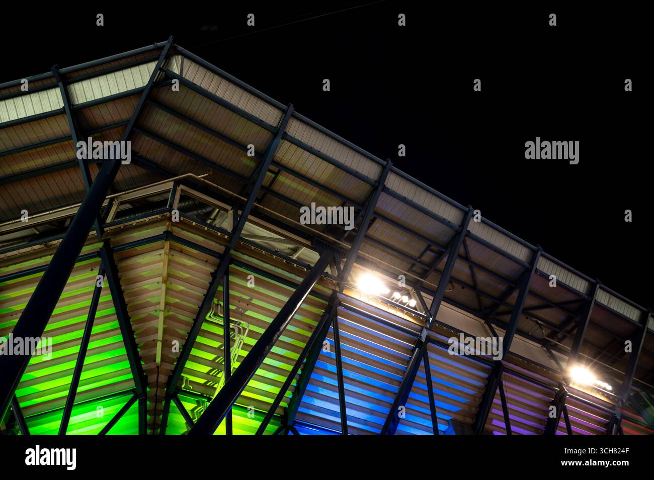 Queens, New York. 28 agosto 2025: Lo stadio Arthur Ashe si illumina per il Pride Day durante gli US Open 2025. Corleve/Alamy Live News Foto Stock