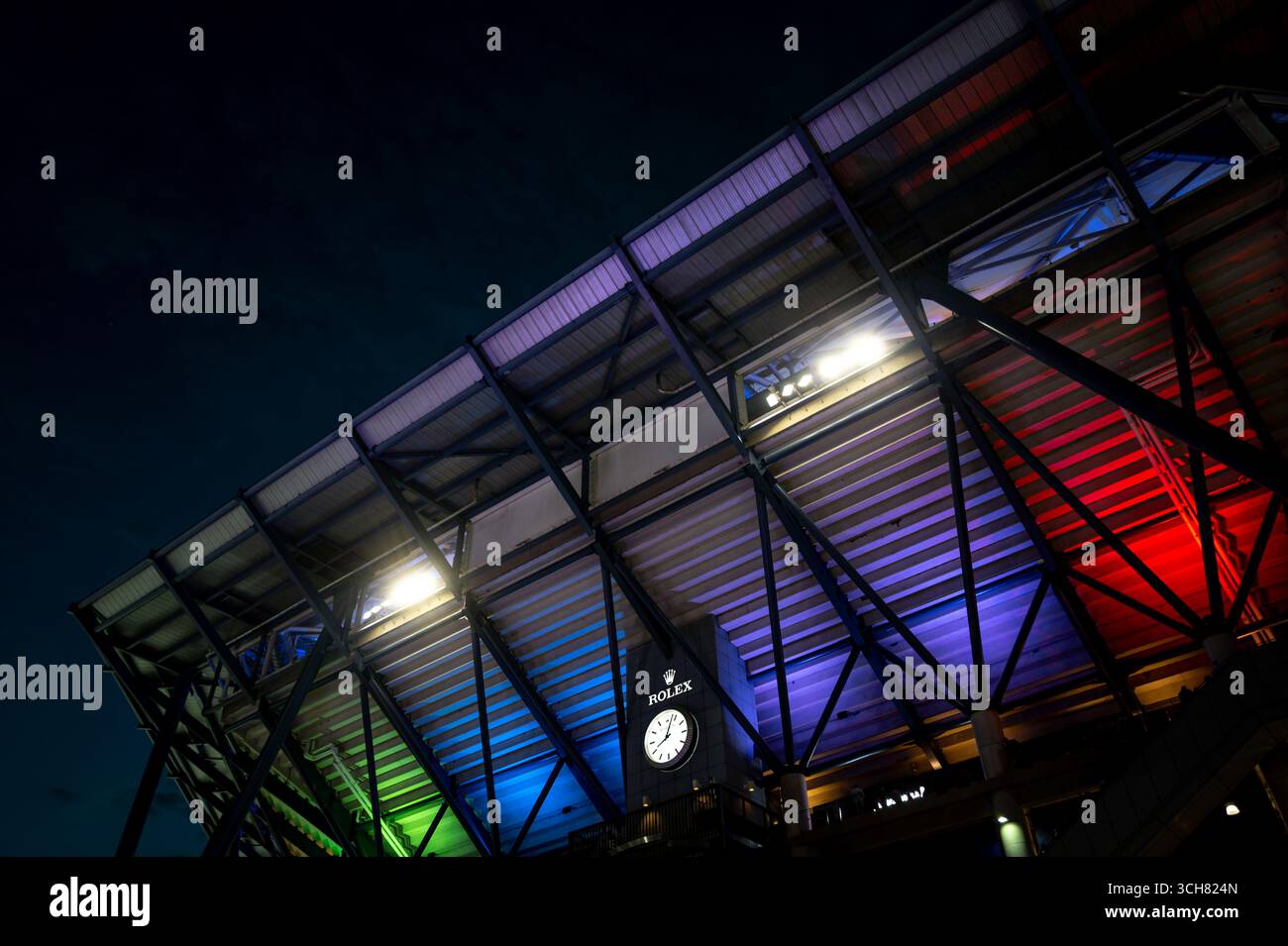 Queens, New York. 28 agosto 2025: Lo stadio Arthur Ashe si illumina per il Pride Day durante gli US Open 2025. Corleve/Alamy Live News Foto Stock