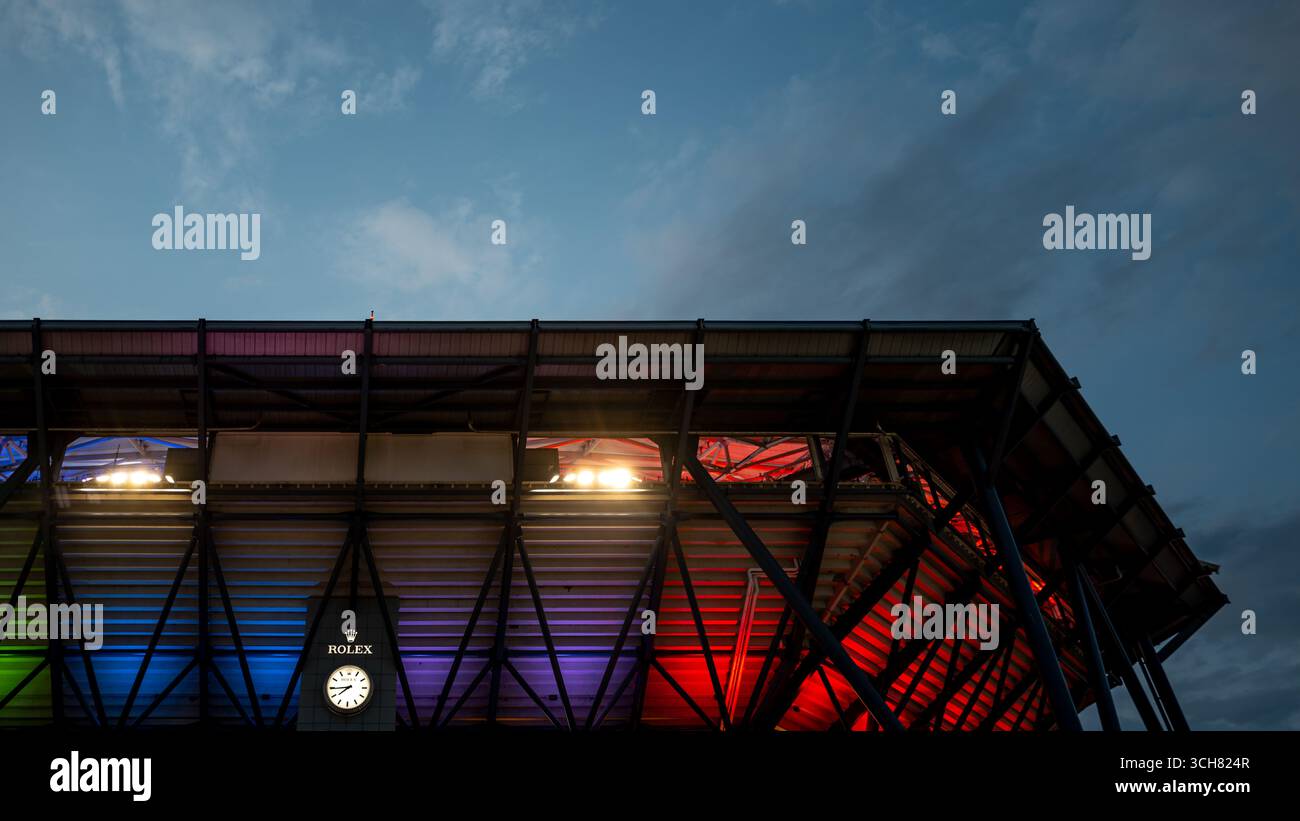Queens, New York. 28 agosto 2025: Lo stadio Arthur Ashe si illumina per il Pride Day durante gli US Open 2025. Corleve/Alamy Live News Foto Stock