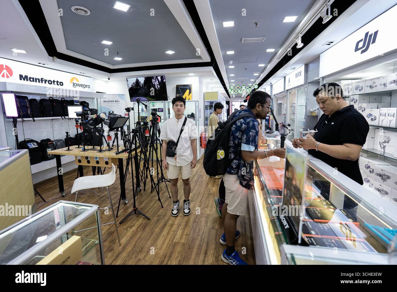 Una vivace scena di negozi fotografici con una fila di treppiedi e attrezzatura fotografica in mostra nel padiglione Mall kuala lumpur malesia, 26 settembre 2025 Foto Stock