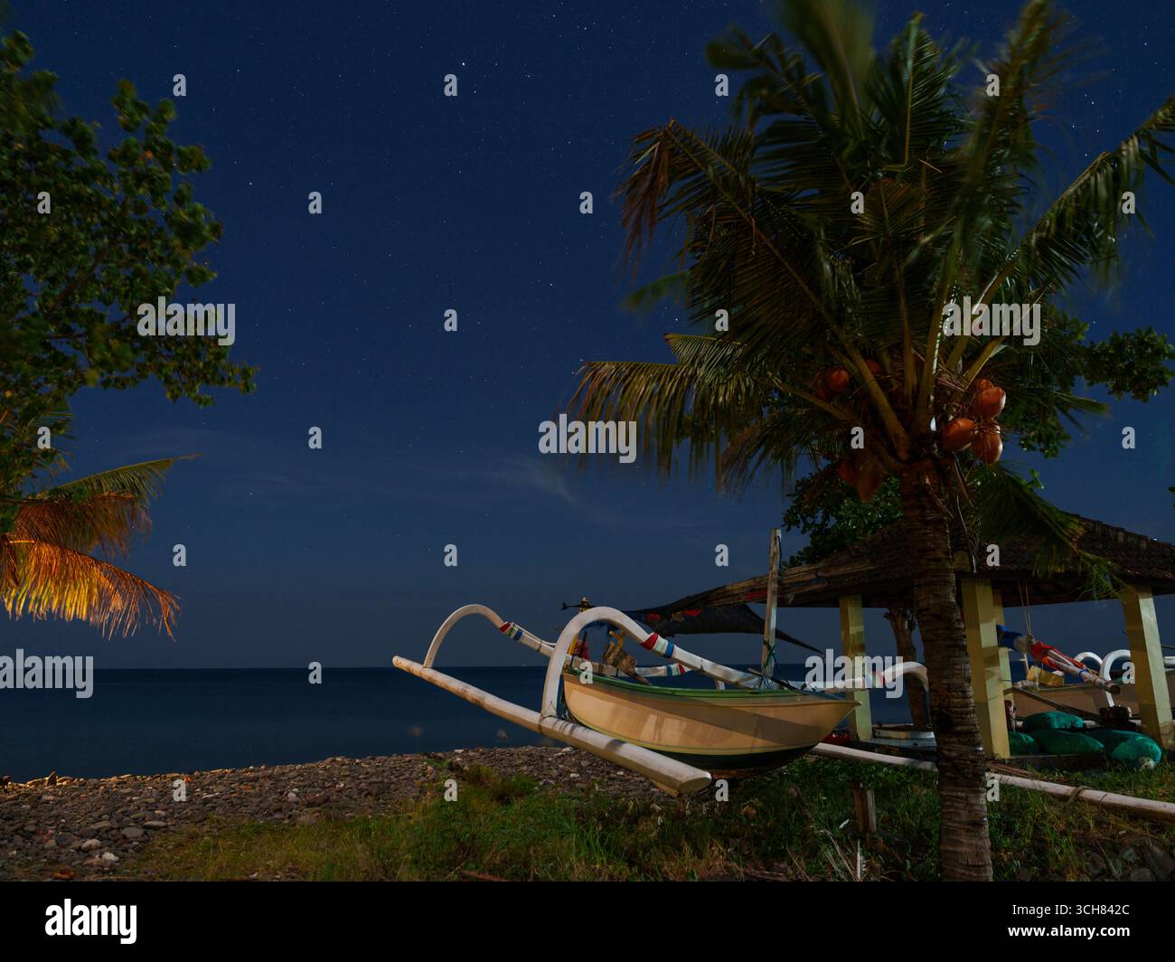 Tradizionale jukung boat di notte sulla spiaggia di Amed, Bali Foto Stock