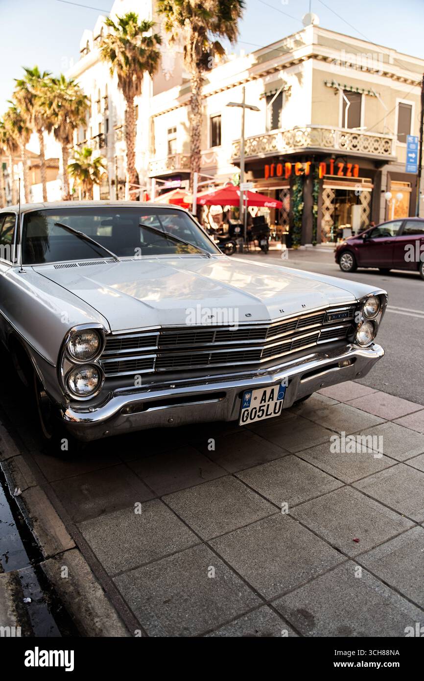Durazzo, Albania - 18.05.2021: Vista frontale Ford Galaxy Blue 1967 Foto Stock
