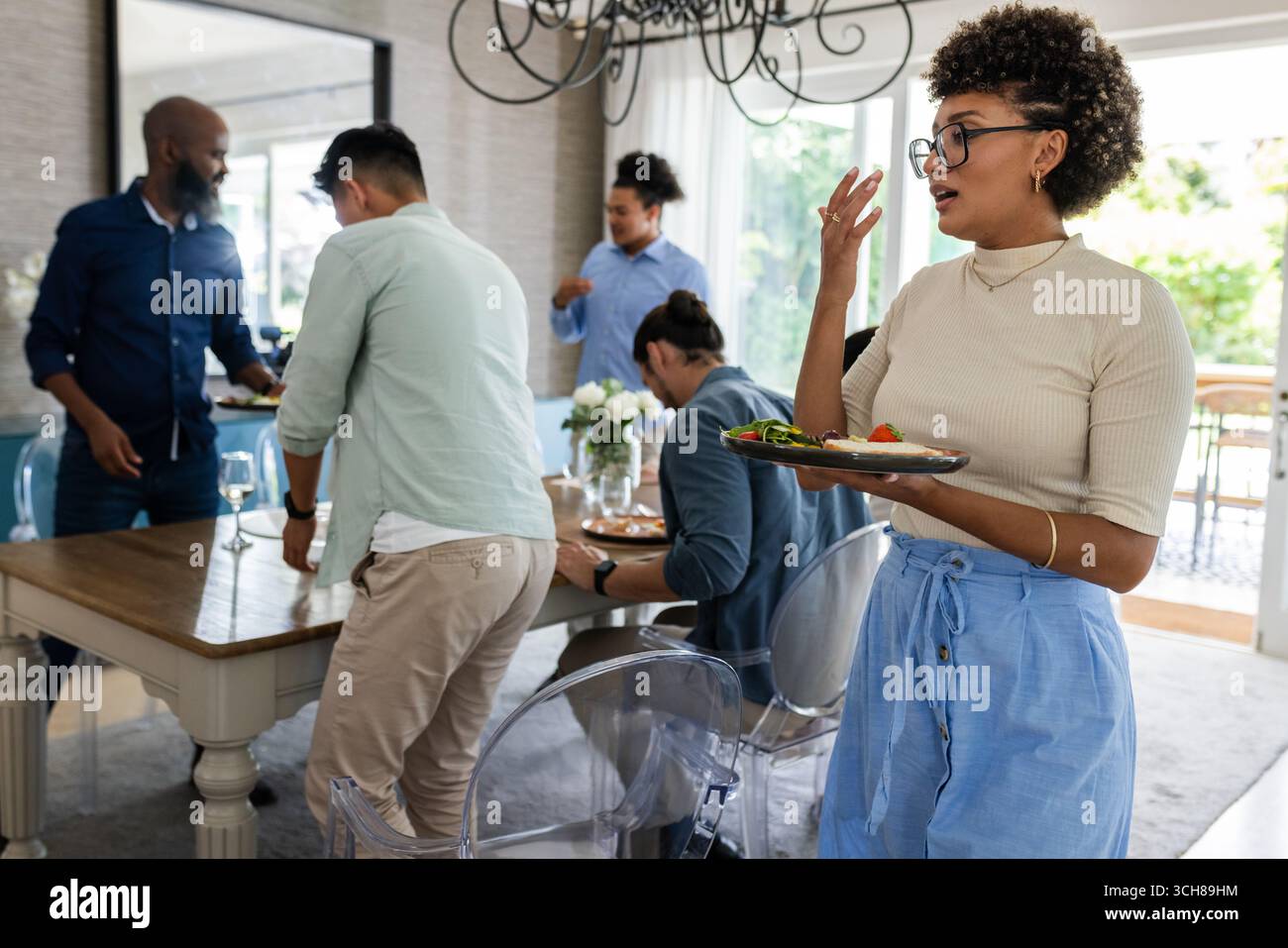 Gli ospiti possono godersi una conversazione vivace e gustare piatti deliziosi durante le celebrazioni nuziali Foto Stock